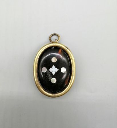 null Médaillon pendentif ancien en métal doré agrémenté d'une miniature de gentilhomme...