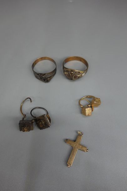 null Lot de petits bijoux anciens en or jaune 18K (750/oo) comprenant deux paires...