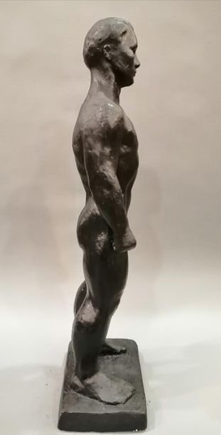null René Hamiot (1912-1975).
Le lutteur nu debout, 1944.
Plâtre peint en noir.
Signé...