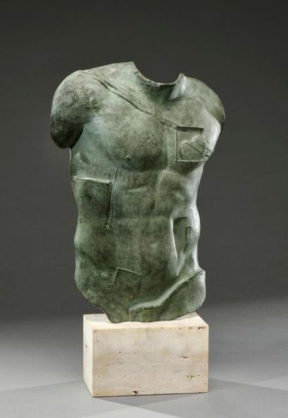 null Igor Mitoraj (1944-2014).
Buste de Persée.
Bronze à patine verte à l'antique...