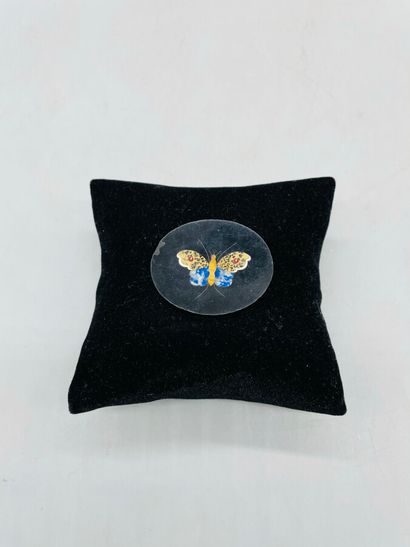 null Plaque d'onyx ovale (un éclat en bordure) centrée d'un motif de papillon finement...