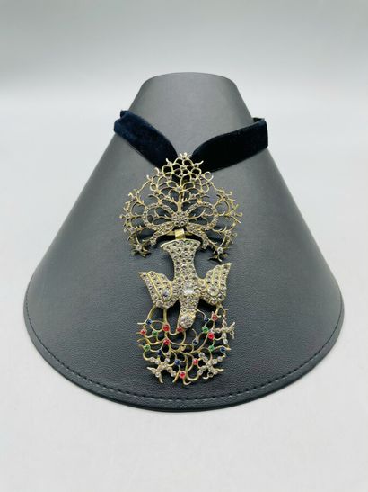 null Grand pendentif Saint Esprit Normand en métal argenté, strass et pierres de...