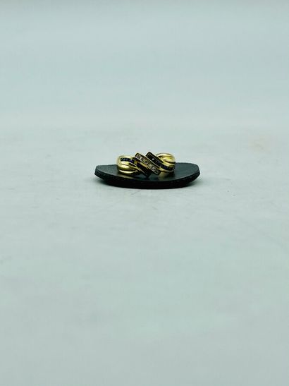 null Bague croisée en or jaune 18K(750/00) centrée d'une ligne de diamants taille...