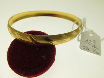 1 bracelet rigide or 920°/°° au décor amati...