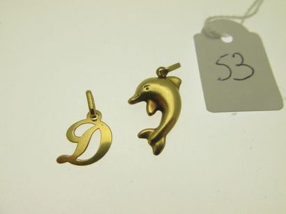 1 pendentif lettre D 1 pendentif dauphin,...
