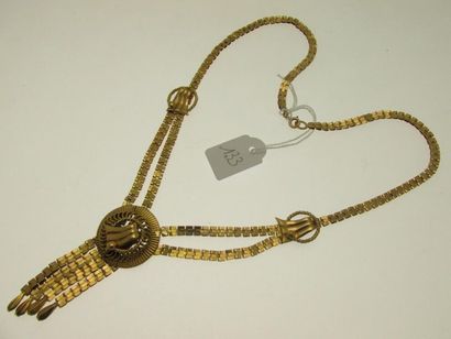 null 1 collier souple or au motif central à double rang orné d'éléments ciselés et...