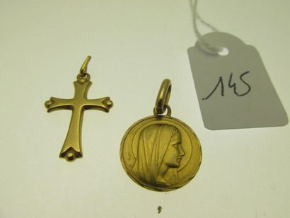 null 1 croix 1 médaille figurant la Vierge, non gravée, or, bossuées 2,3g