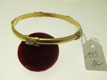 1 bracelet rigide monture or à décor de croisillons...