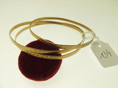 3 bracelets rigides or, ciselés au même modèle,...