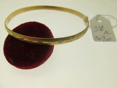 null 1 bracelet rigide or bas-titre 700°/°° au décor ciselé, bossué 10,4g AC