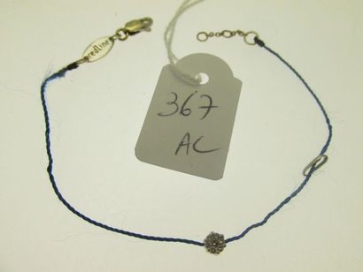 1 bracelet cordon de soie orné d'un motif...