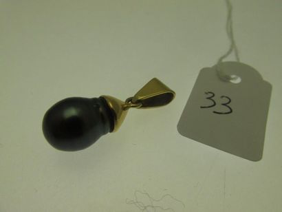 1 pendentif monture or retenant une perle...