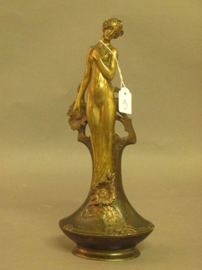 null "Femme drapée parmi les fleurs", vase en bronze (traces de dorure) de style...