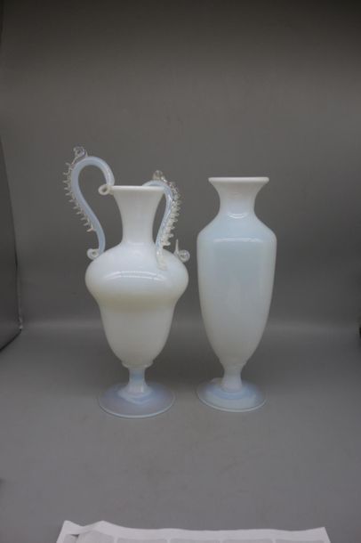 Lot comprenant deux vases en opaline laiteuse...