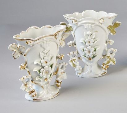 null Paire de vases d'autel en porcelaine polychrome et or.
XIXème siècle.
H.17 ...