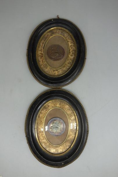 null Paire de cadre ovales en bois noirci contenant deux médailles lyonnaises 