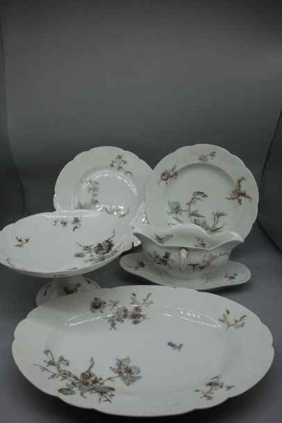 null Partie de service de table en porcelaine de Limoges à décor floral polychrome....