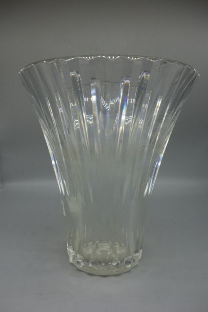 Baccarat, grand vase en cristal taillé.
...