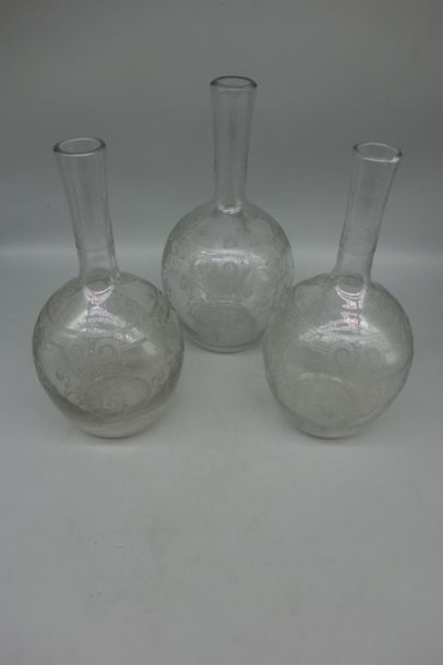 null Ensemble de trois carafes à fin décor gravé de rinceaux feuillagés.