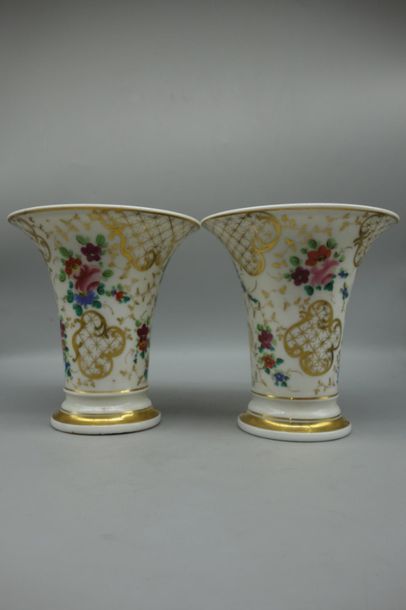null Paire de vases en porcelaine de Paris à décor floral polychrome et doré. XIXème...