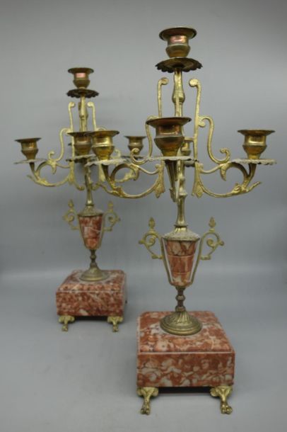 null Paire de candélabres en marbre brèche et métal doré.
XIXe siècle .