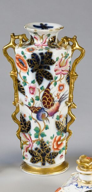 Vase en porcelaine de Bayeux, octogonal sur...