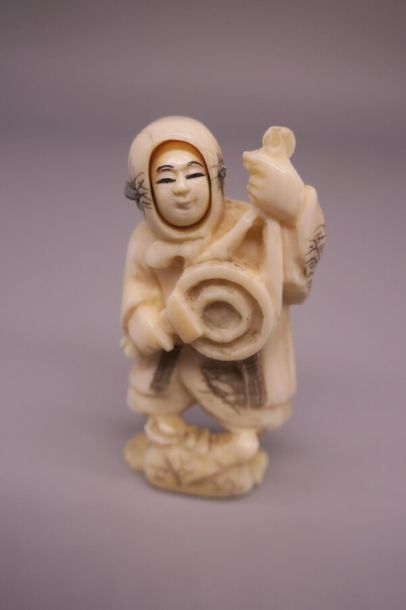null Lot de deux netsuke en ivoire représentant des personnages divers. 
Japon, XIXe...