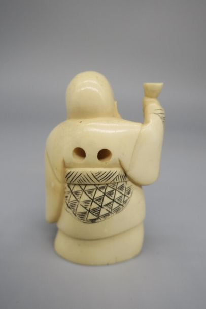 null Lot de deux netsuke en ivoire représentant des personnages divers. 
Japon, XIXe...