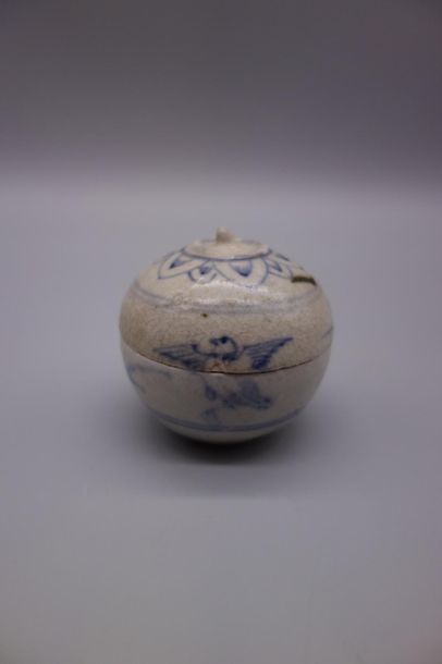 null Trois petites boîtes couvertes en céramique à décor en bleu sur fond beige craquelé.
Chine,...