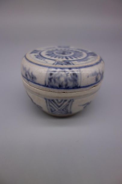 null Trois petites boîtes couvertes en céramique à décor en bleu sur fond beige craquelé.
Chine,...