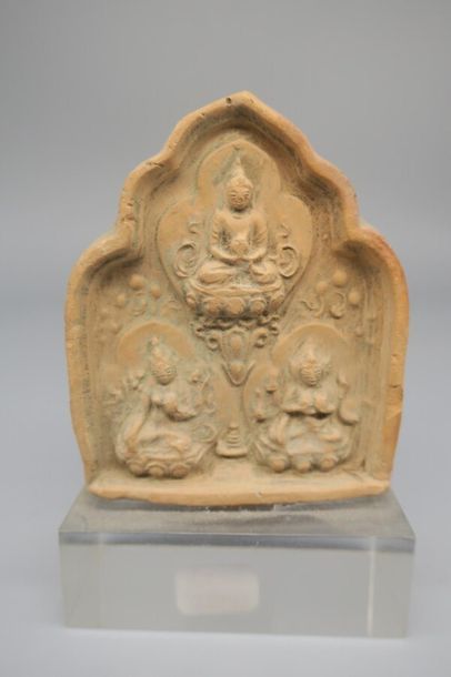 null Deux petites stèles votives en terre cuite, représentant le Bouddha, sur l'une,...