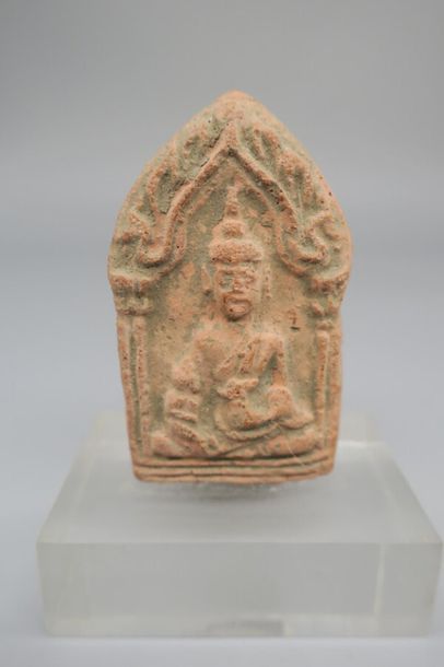 null Deux petites stèles votives en terre cuite, représentant le Bouddha, sur l'une,...