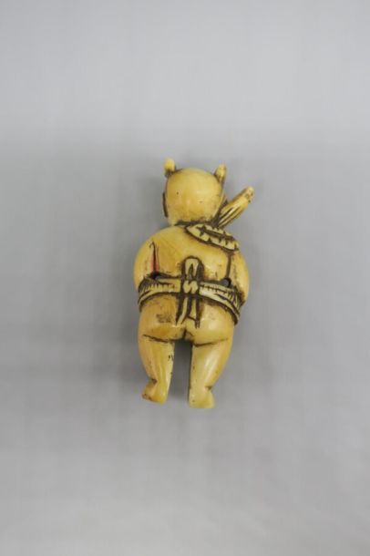 null Deux pendentifs toggle en ivoire, l'un représentant un enfant à plat ventre,...