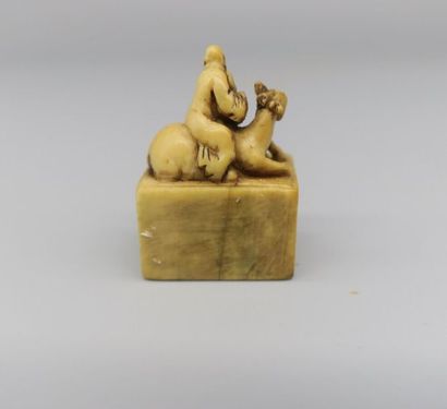null Petit sceau de lettré en ivoire, sculpté de Roshi sur sa mule. 
Japon, XVIIIe...