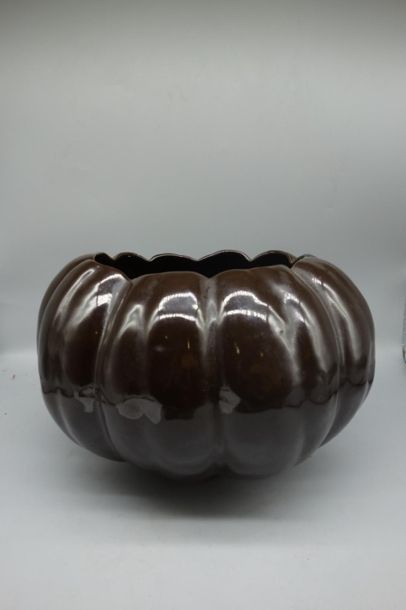 null Amusant cache pot en céramique couleur chocolat en forme de coloquinte. 