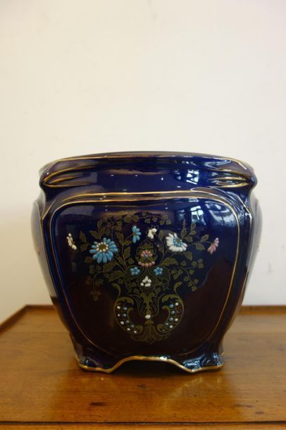 null Important CACHE-POT en porcelaine à décor floral émaillé. Fin XIXè H. 27 cm....