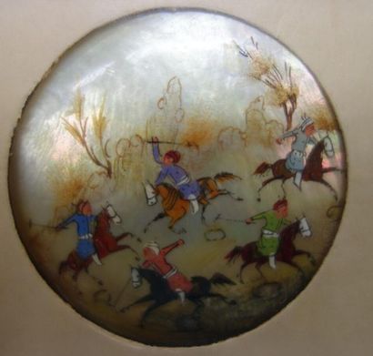 null Miniature ronde peinte sur nacre de cavaliers au galop. Cadre en bois et os.
Inde...