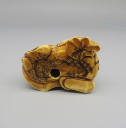 null Trois netsuke en ivoire, représentant un père et un fils, un personnage avec...