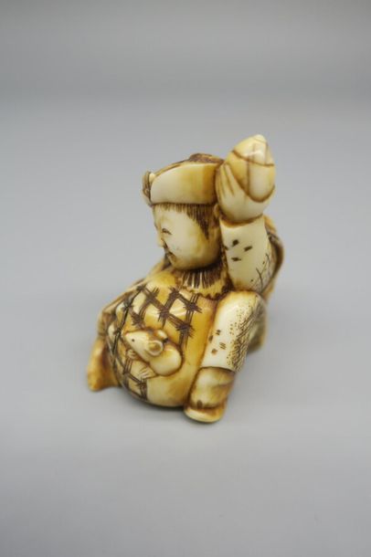 null Trois netsuke en ivoire, représentant un père et un fils, un personnage avec...