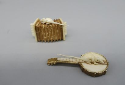 null Trois okimono miniatures en ivoire, représentant des rats respectivement sur...