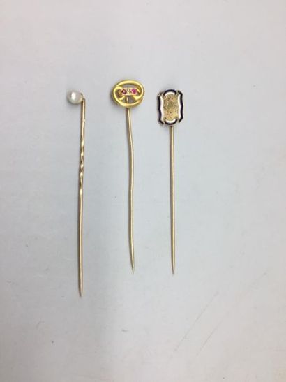 null Set of three TIE PINNIPS in yellow gold, enamel, pearl, stones. Gross weight:...