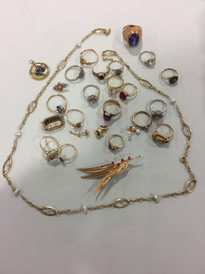 null Lot of JEWELS and DEBRIS gold and stones, enamel, pearls. Gross weight : 87,3...