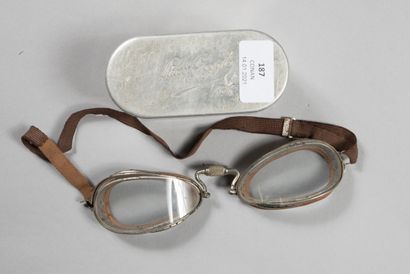 null Lunettes aviateur marquées " EB.MEYROWITZ ", dans boite alu marquée " LUXOR...