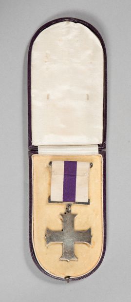 null Military Cross britannique, croix en argent de frappe française, avec tige à...