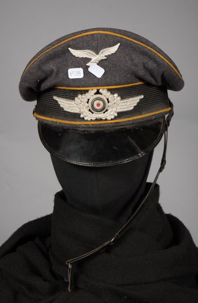 null Luftwaffe, casquette à liseré jaune, 2°guerre, visière et jugulaire cuir coupées...