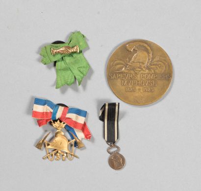 null Médaille des sapeurs pompiers de Mulhouse 1825/1935 avec insignes d'amicale...