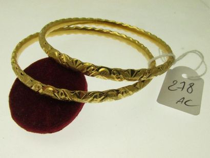 2 bracelets joncs or au décor ciselé et amati,...