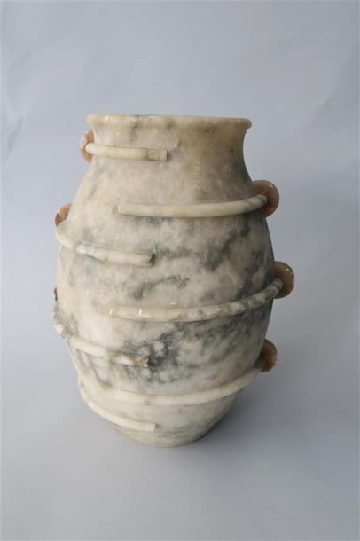 null TRAVAIL MODERNE
Vase ovoïde en albâtre à décor de rubans horizontaux. 
H. 32,5...