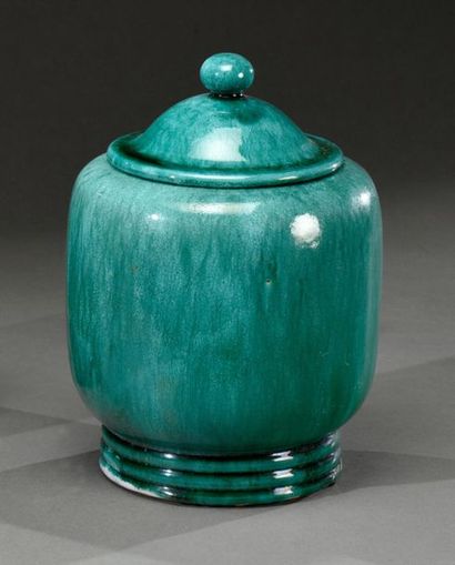 null Paul-Ami Bonifas (1893-1967)
Pot couvert en céramique émaillée verte. 
H. 22...