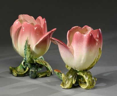 null Delphin MASSIER (1836-1907)
"Roses sur pied". Paire de coupes en céramique à...